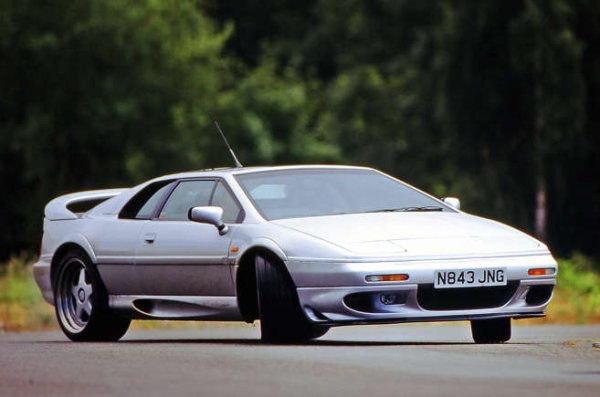 Elise е далеч по-важна кола, но това е най-добрият шосеен автомобил Lotus. С достатъчно мощност от стария 2,2-литров двигател, който се възползва максимално от най-доброто шаси в бизнеса по онова време. Може би най-яркият суперавтомобил със средно разположен двигател. Без недостатъци! Дори не сме отворили дума за ефектния дизайн на Джорджето Джуджаро. 